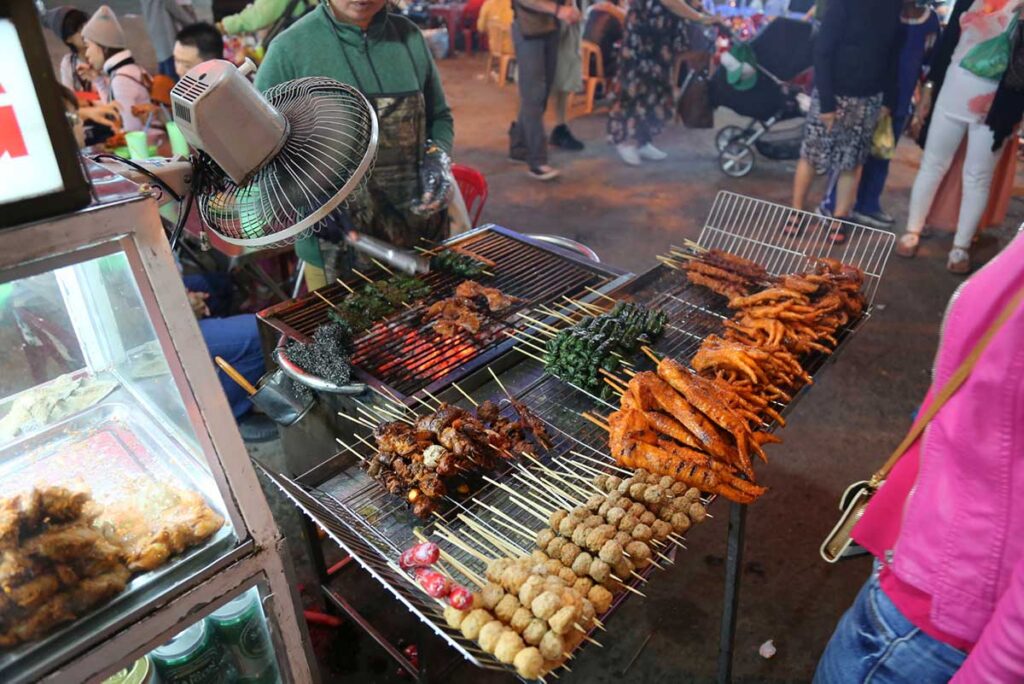 Vietnam Street Food 2025: Ultimate Guide to Flavors, Regions & Itinerary