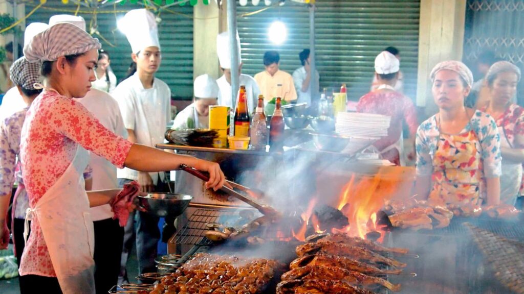 Vietnam Street Food 2025: Ultimate Guide to Flavors, Regions & Itinerary