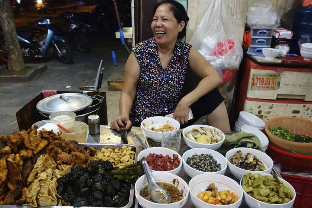 Vietnam Street Food 2025: Ultimate Guide to Flavors, Regions & Itinerary